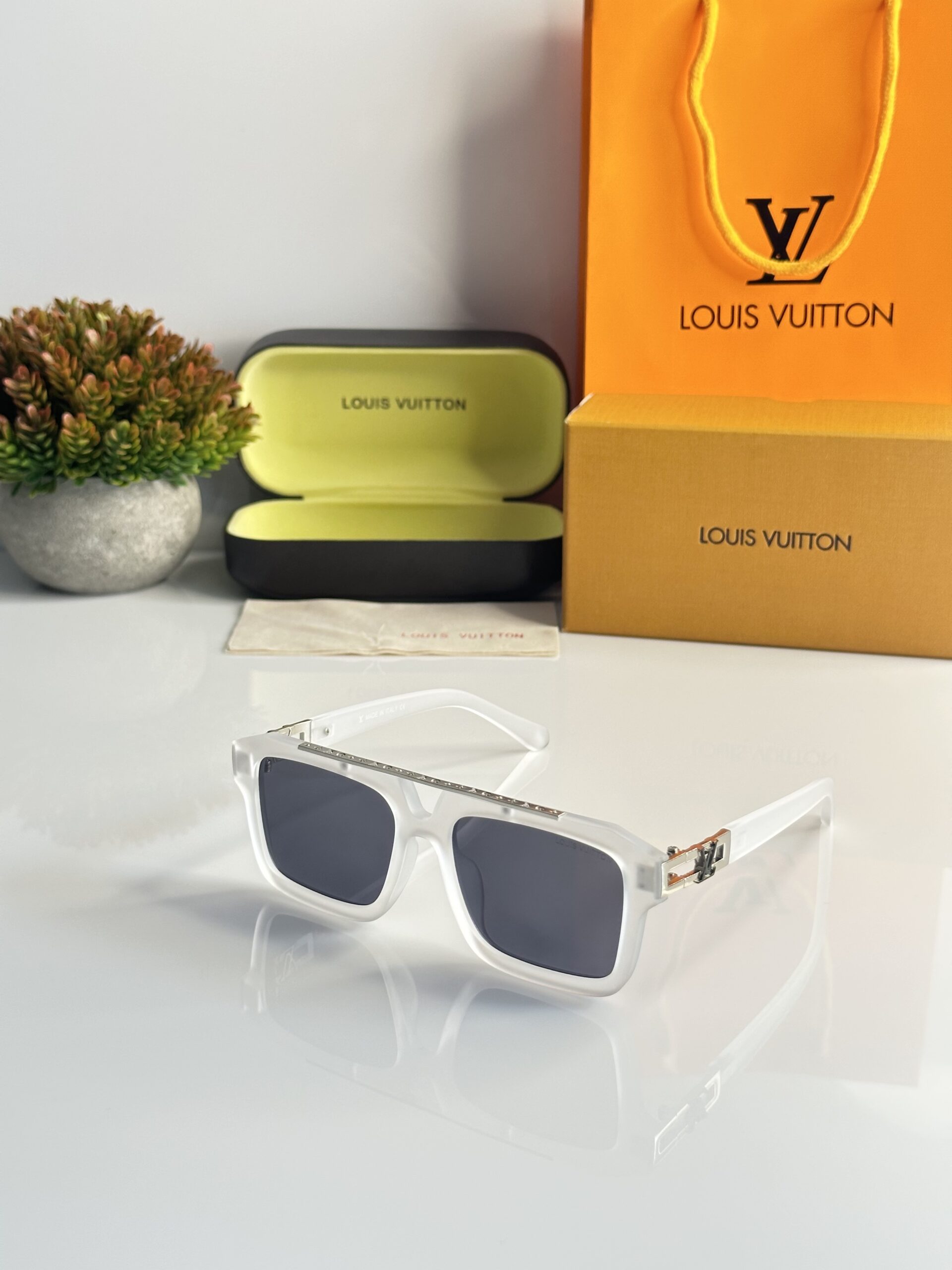 Louis_Vuitton_121_Ice_Black