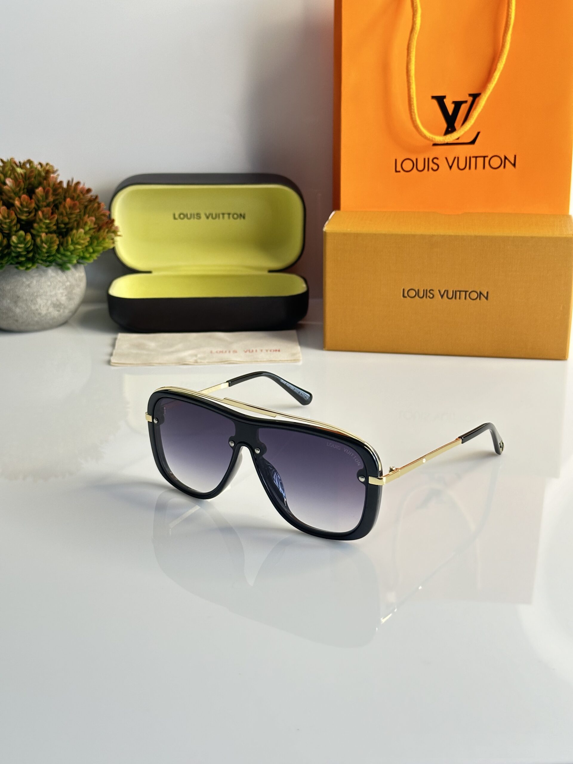 Louis_Vuitton_1918_gold_black_dc
