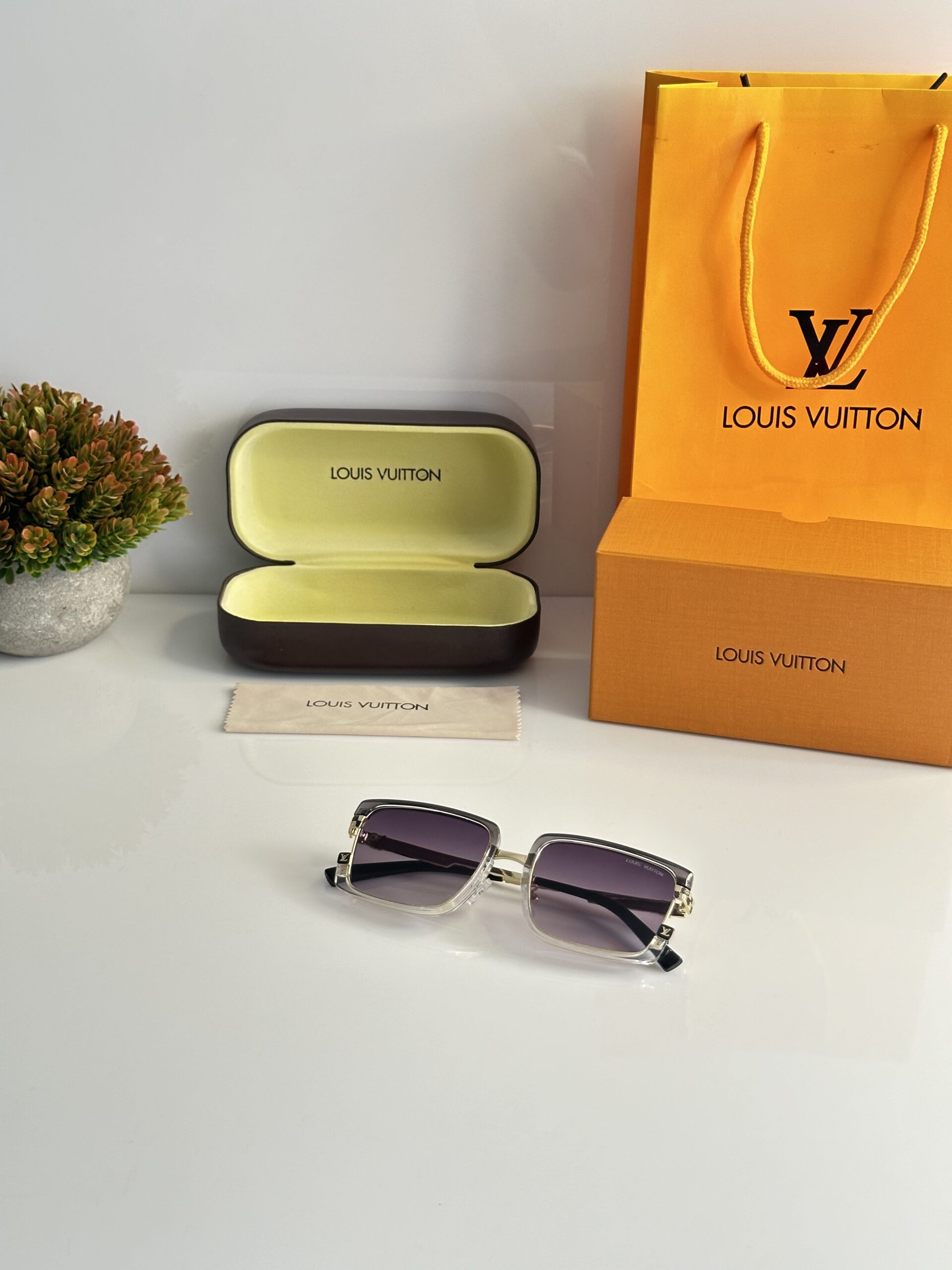 Louis_Vuitton_7295_Gold_Black_DC - Image 4