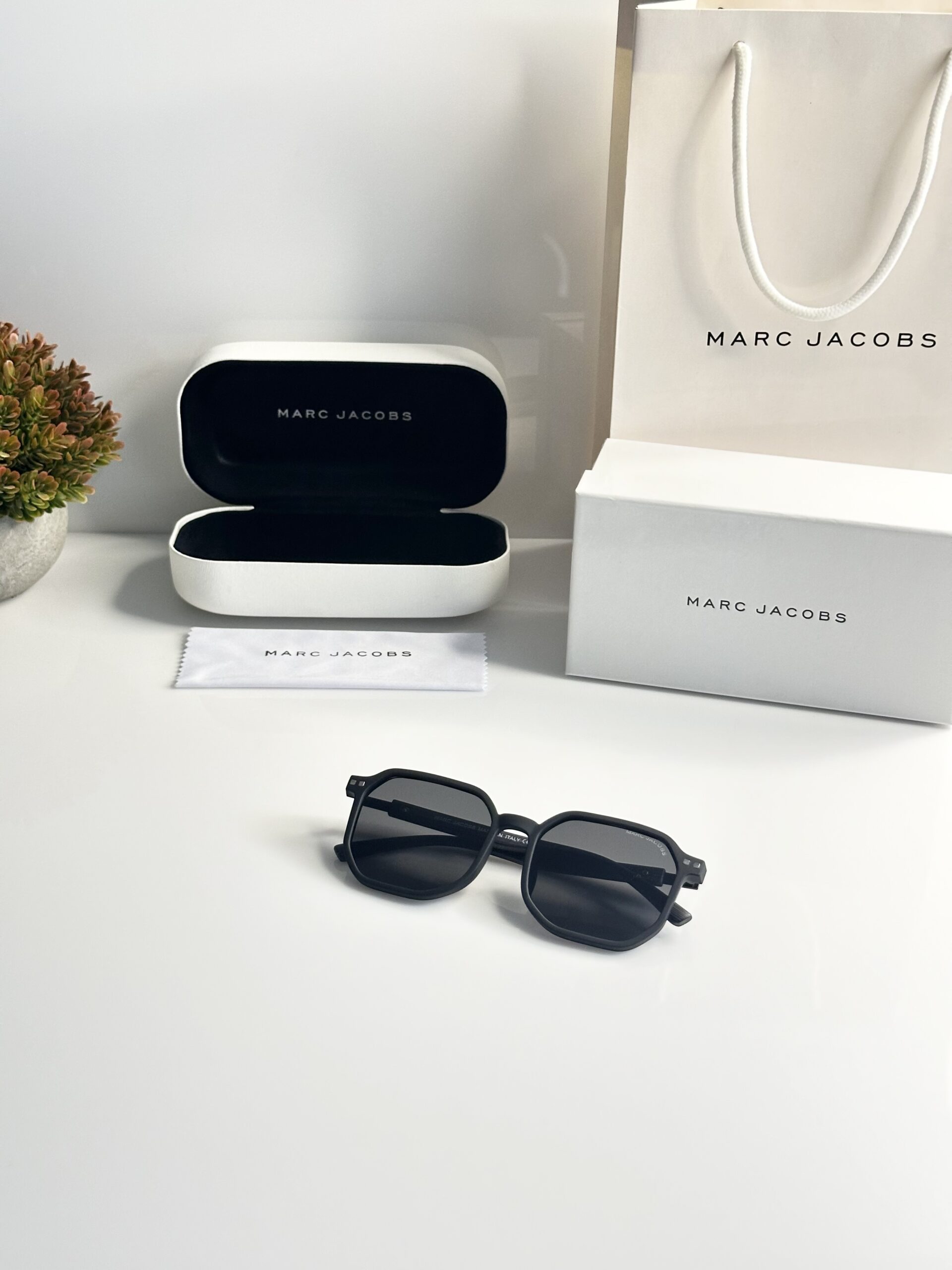 Marc Jacobs 301 Black - Image 4