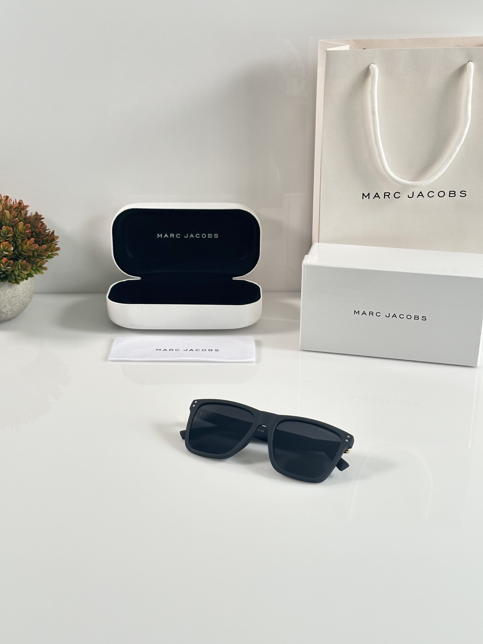 Marc Jacobs 6000 Black - Image 4