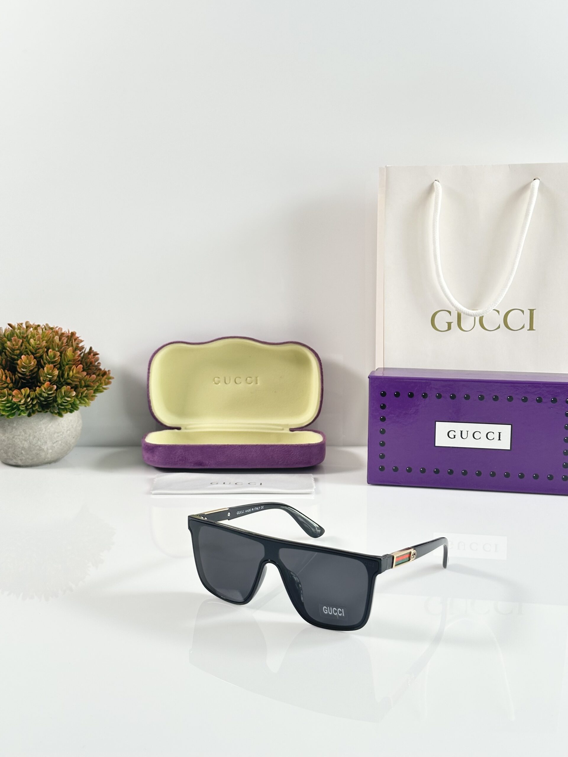 Gucci_0566_Gold_Black
