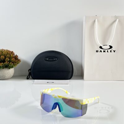 Oakley_9957_Yellow_Blue_Revo