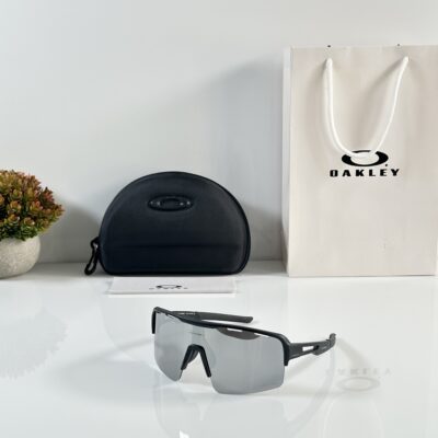 Oakley_8836_Black_Silver_Mercury