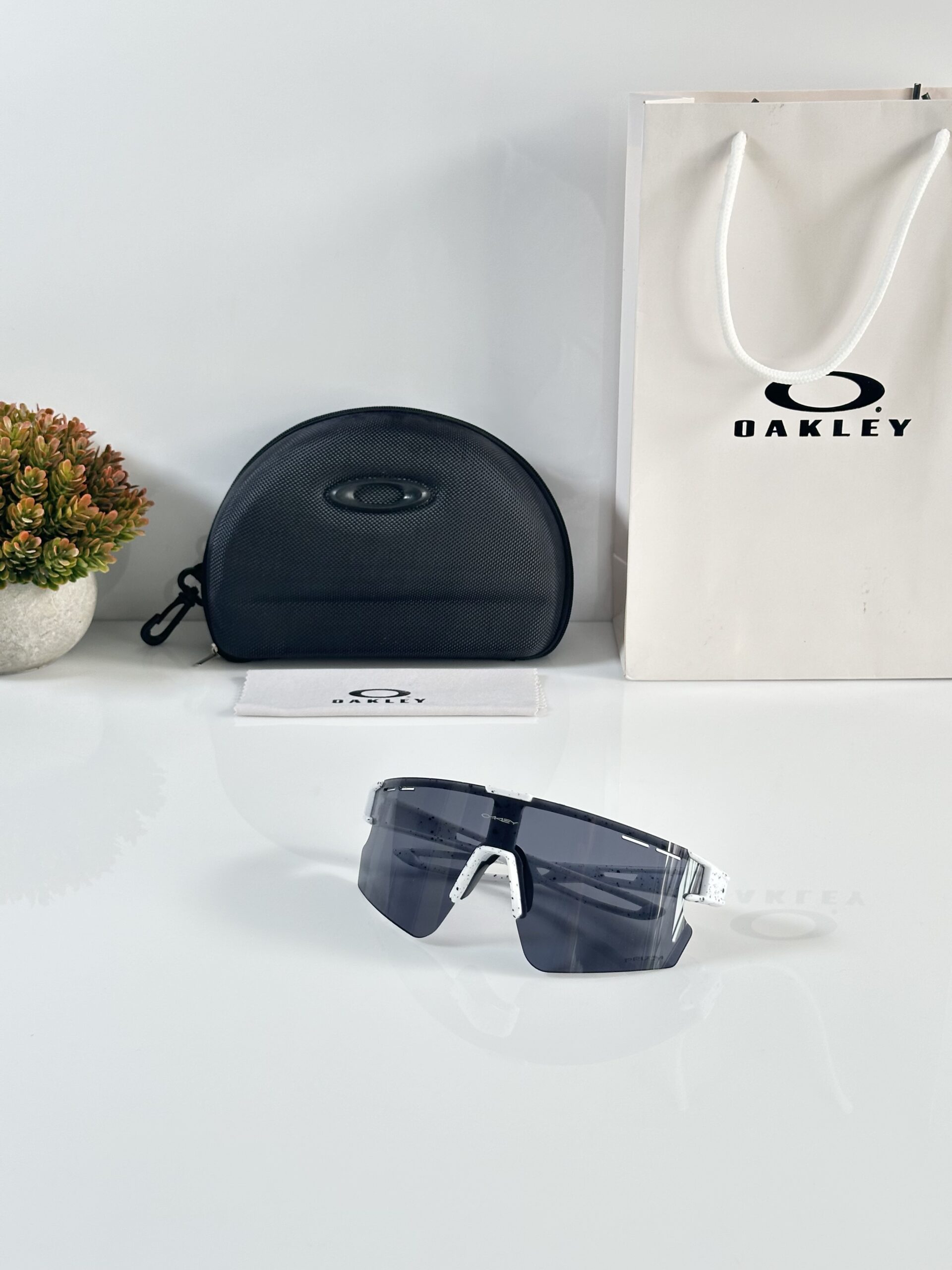 Oakley_2305_Black_White_ - Image 4