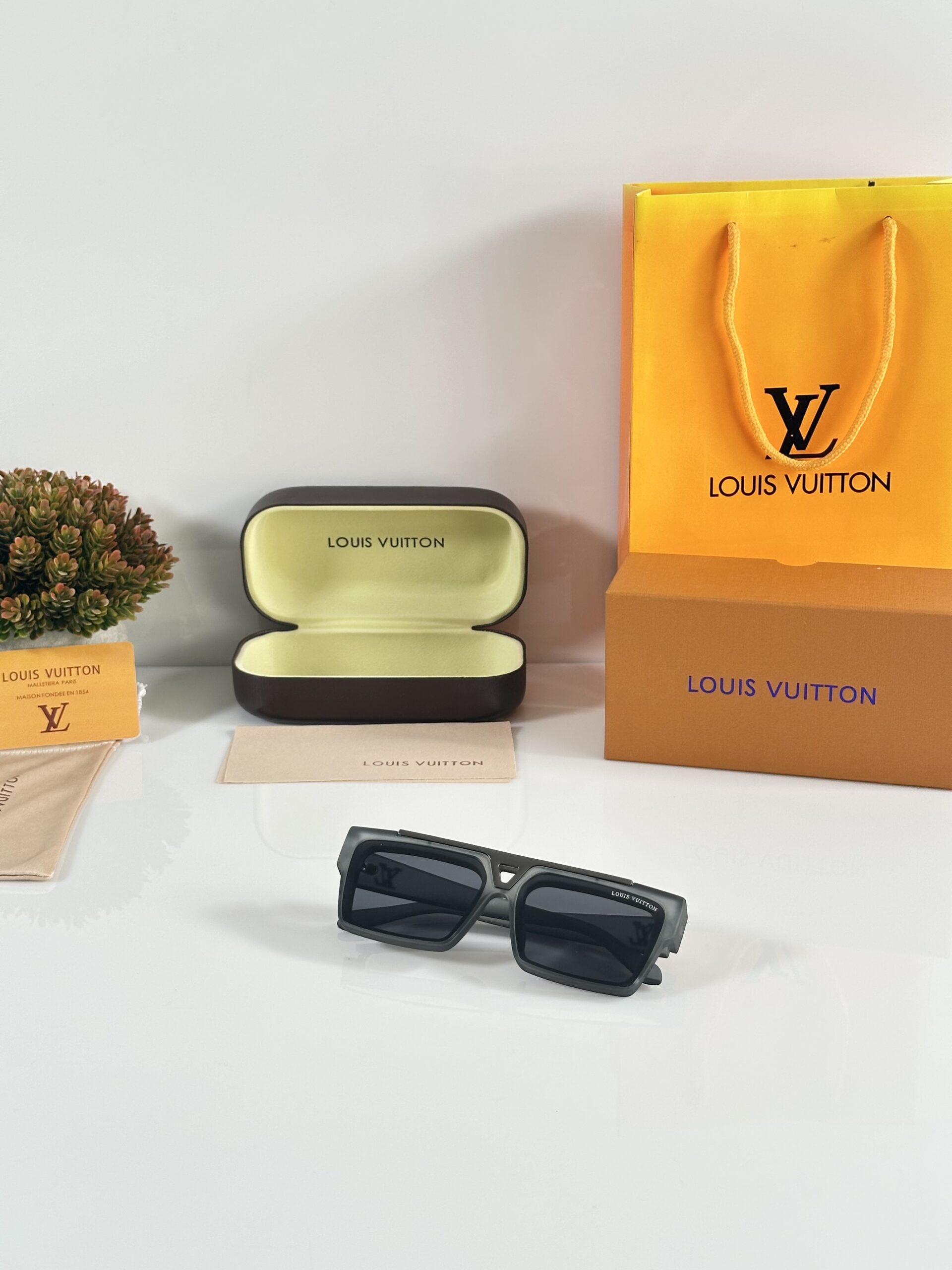 Louis_Vuitton_1984_Grey - Image 4