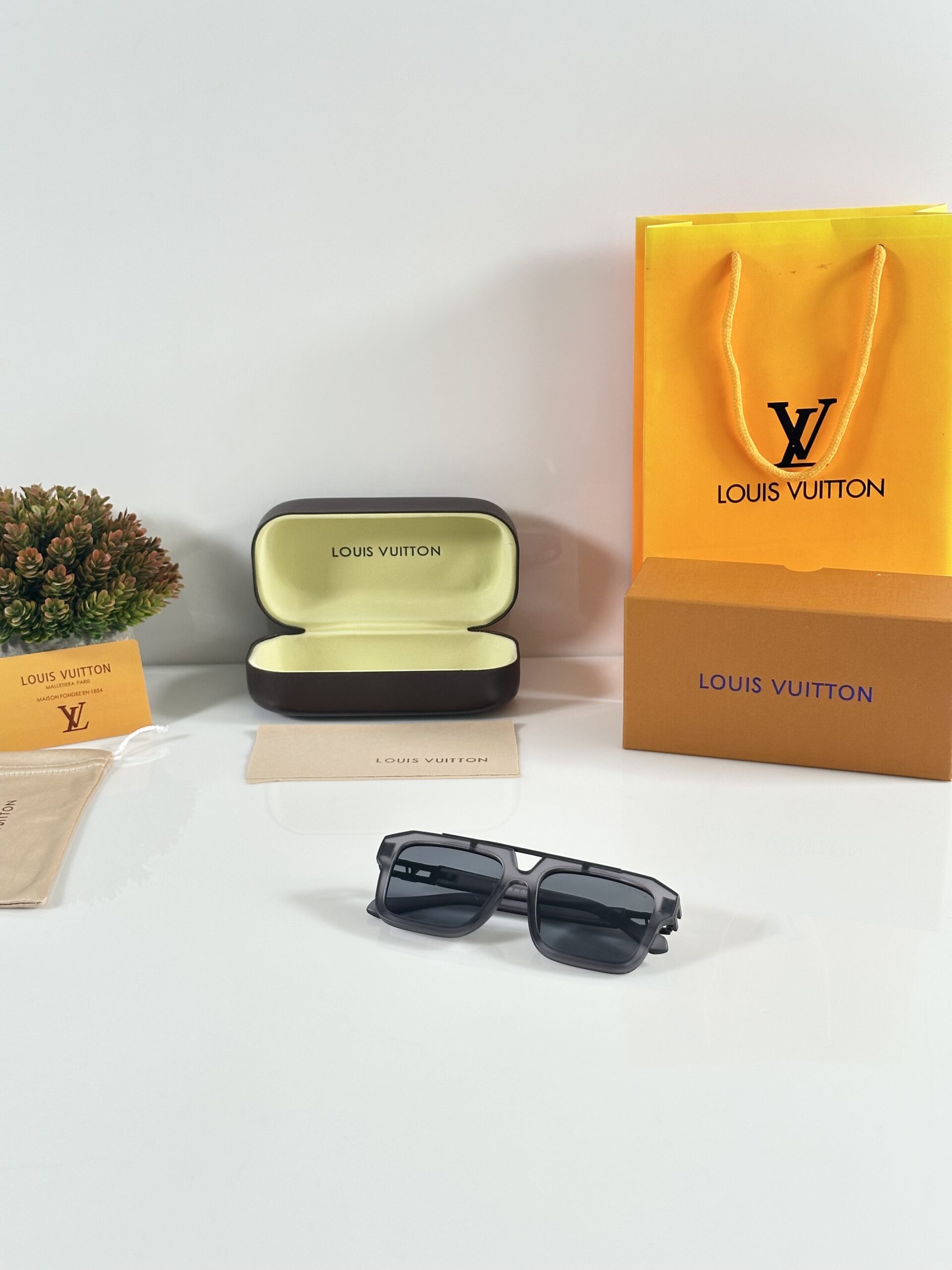 Louis_Vuitton_121_Grey - Image 4