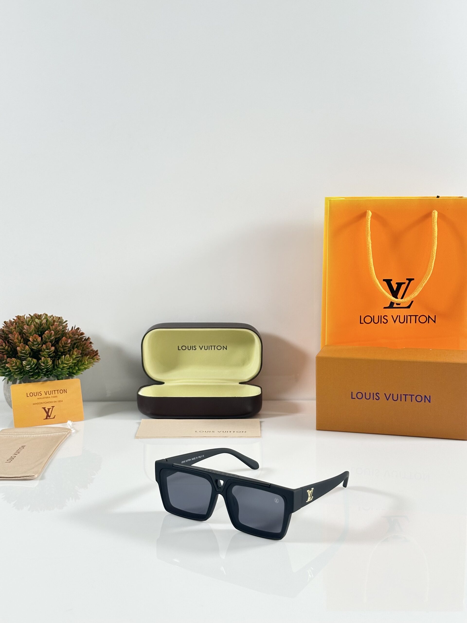 Louis_Vuitton_1984_Black
