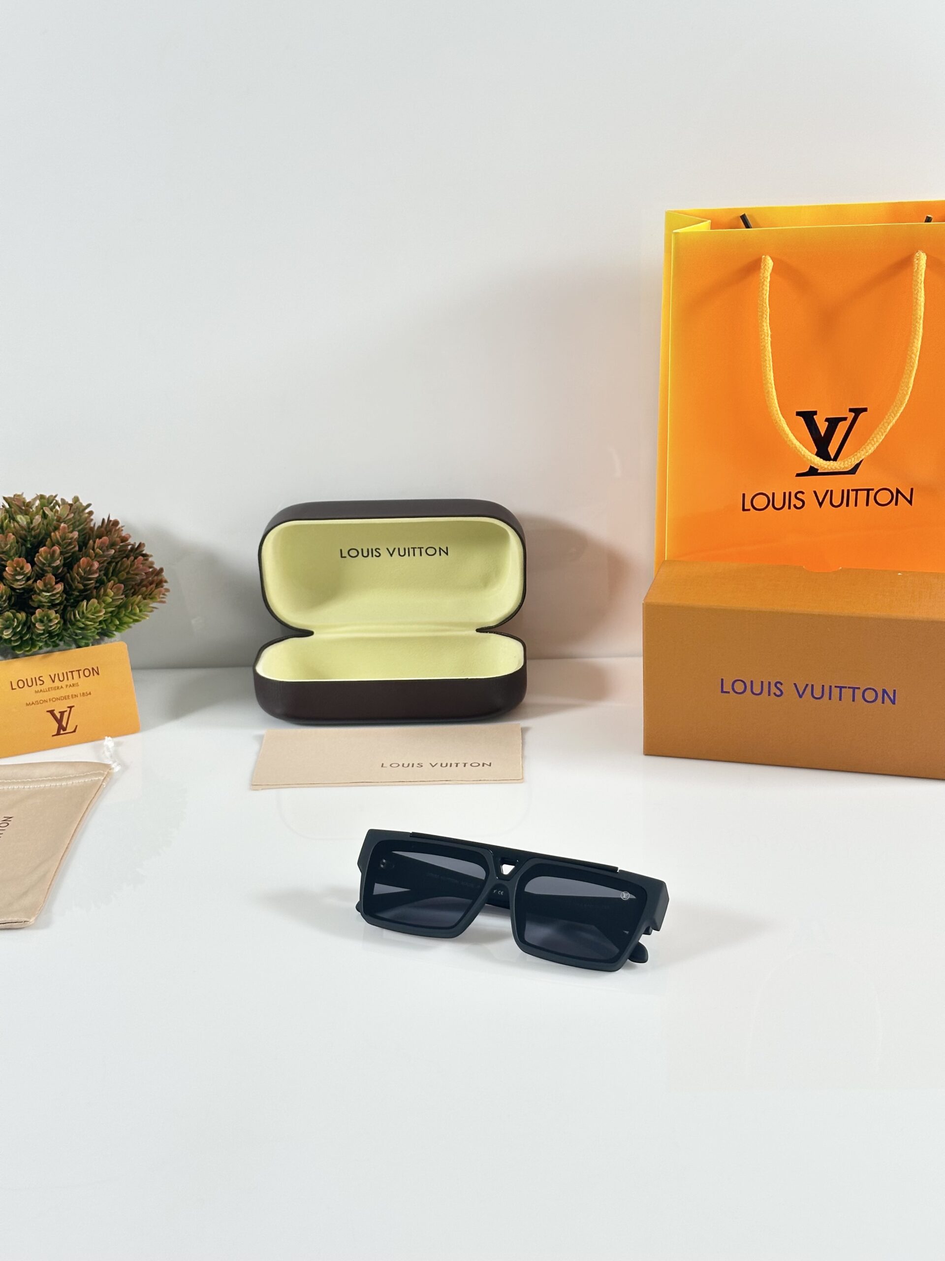 Louis_Vuitton_1984_Black - Image 4
