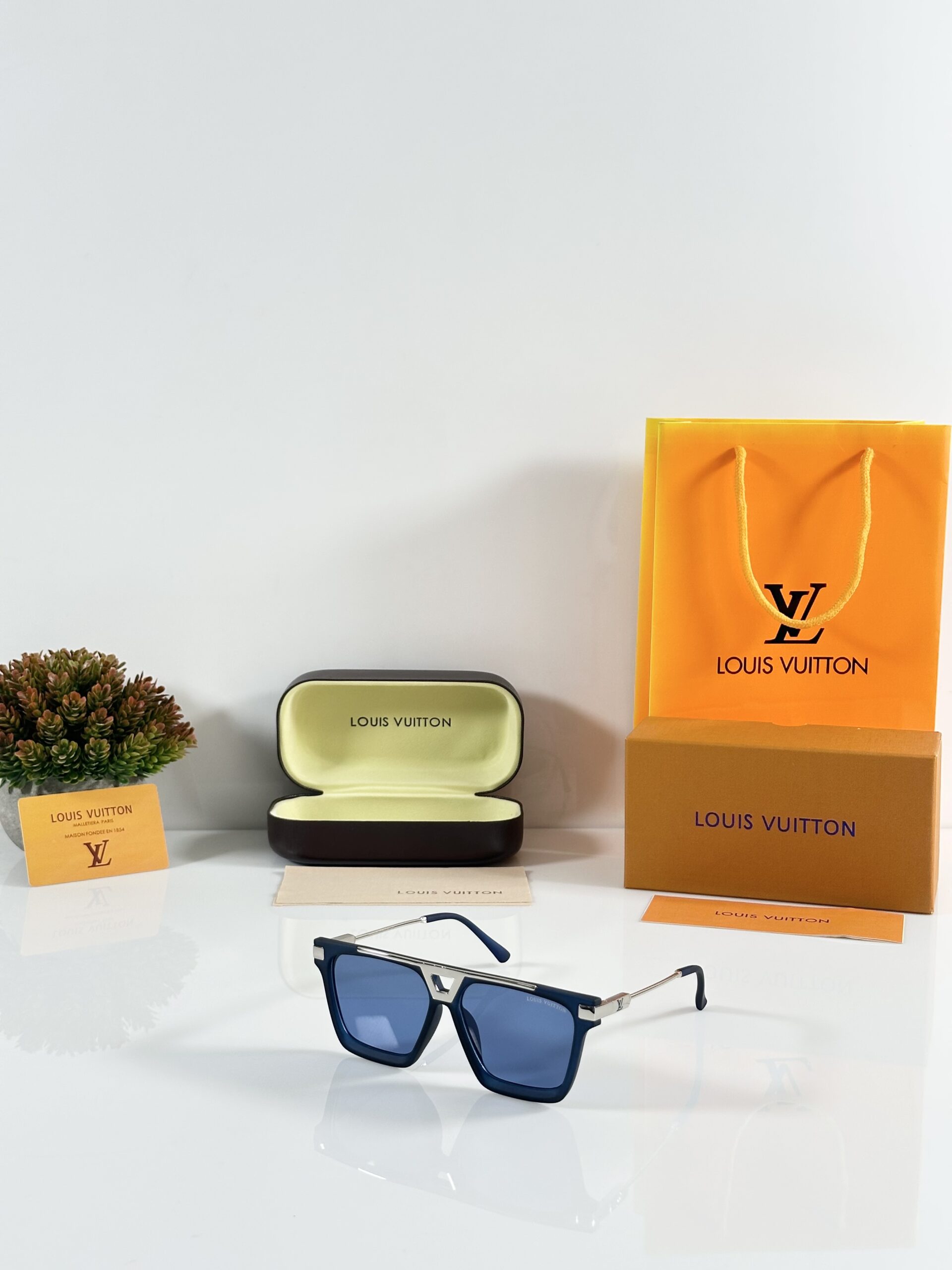 Louis_Vuitton_1230_Silver_Blue