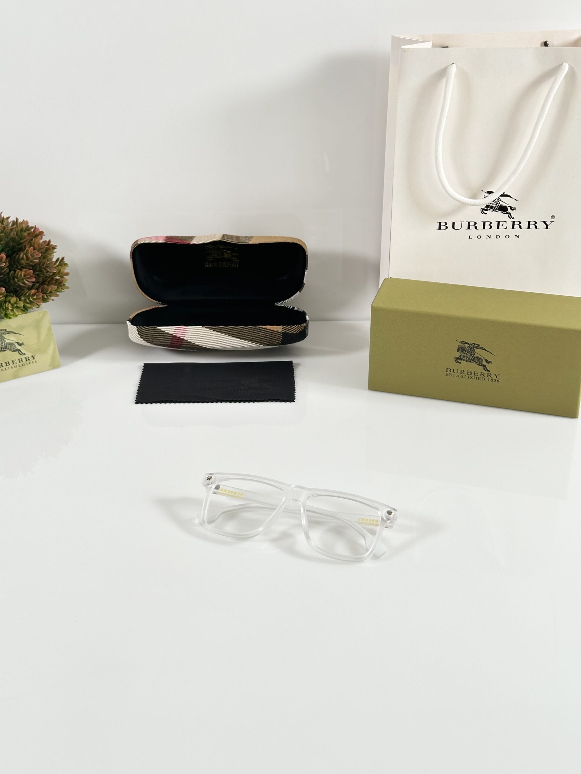 Burberry_4182_Ice_Day - Image 4