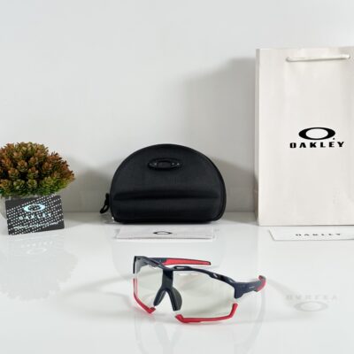 Oakley_8241_Blue_Red_Day