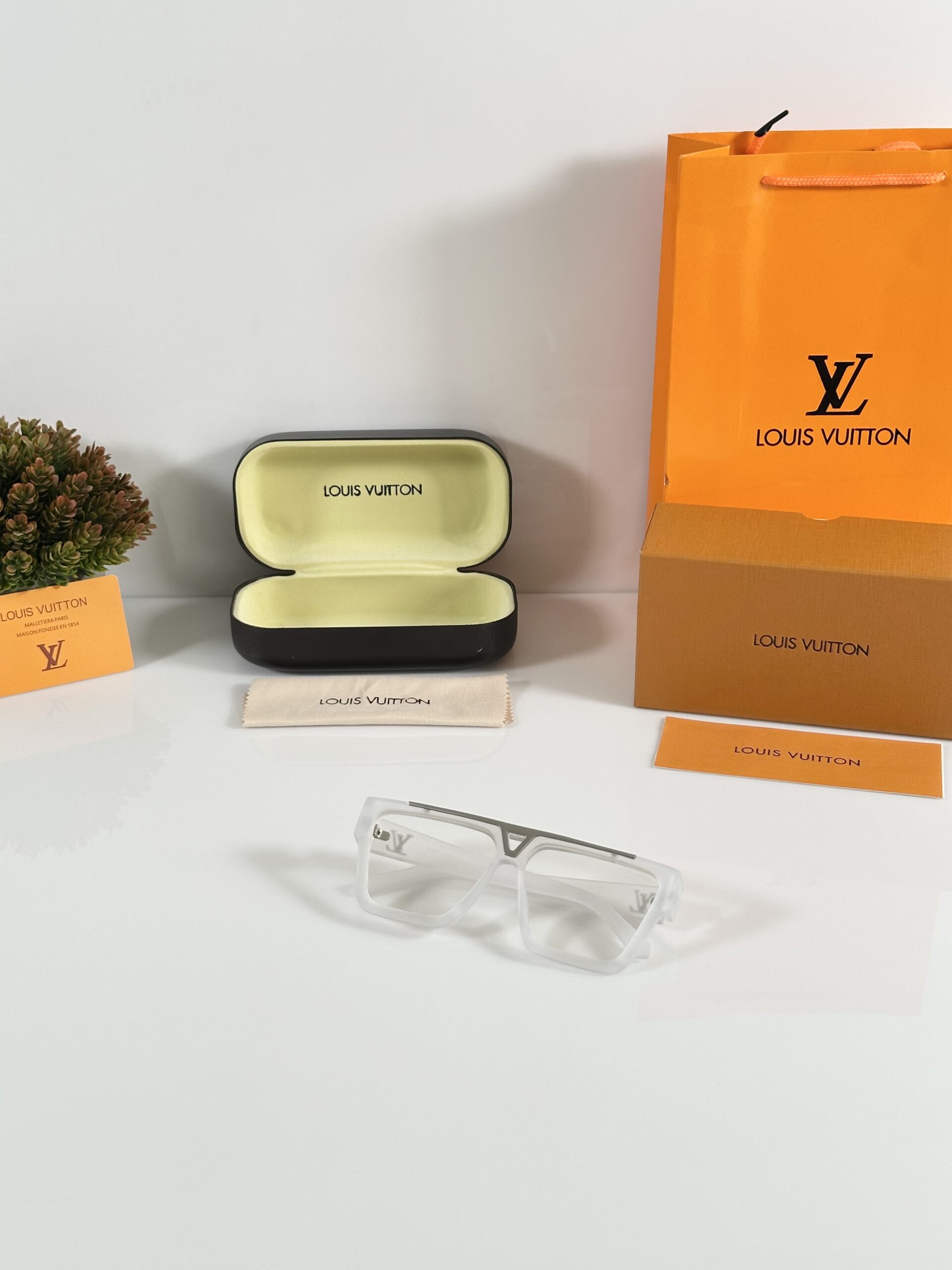 Louis_Vuitton_1502_Ice_Day - Image 4