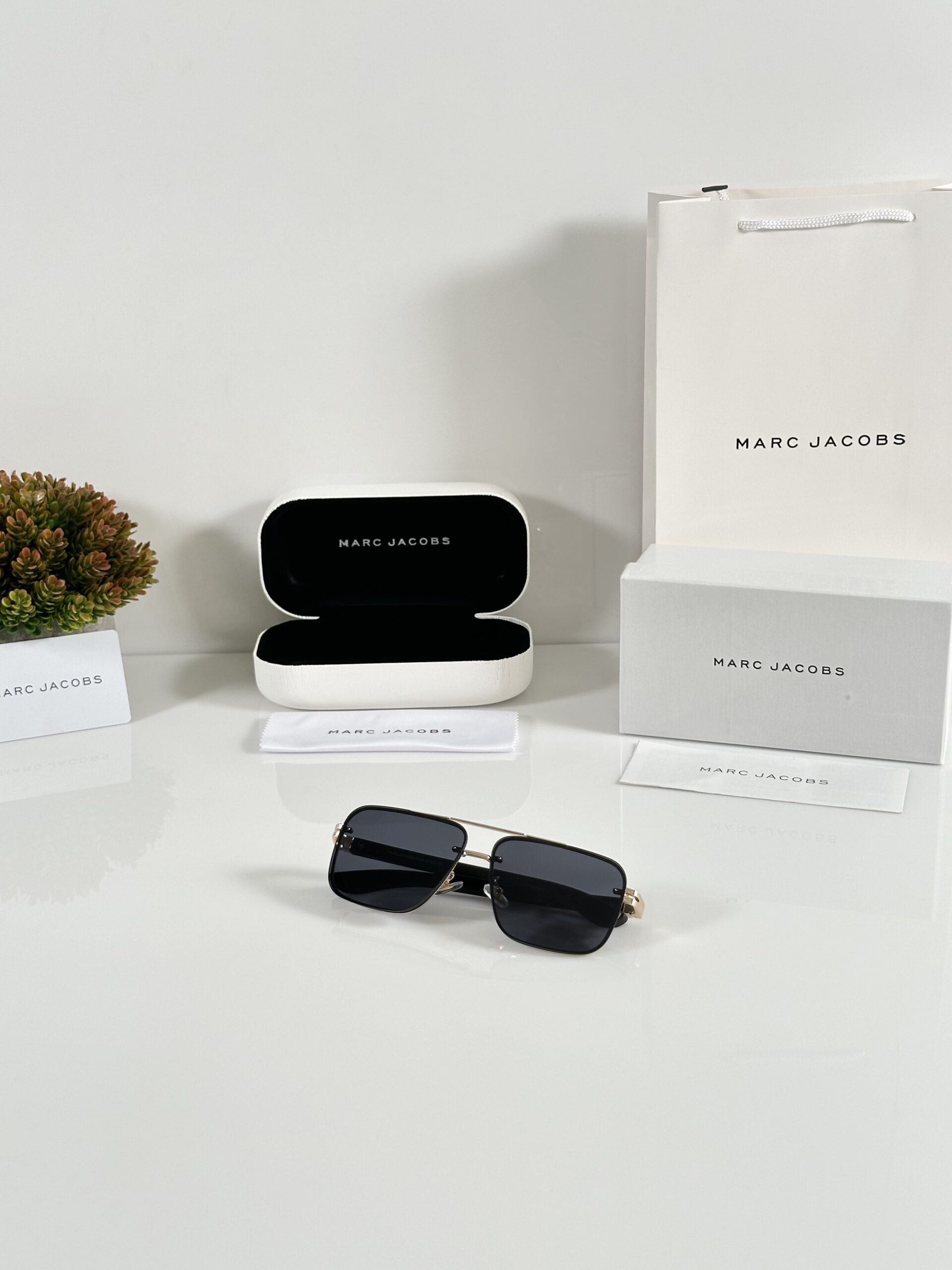 Marc Jacobs 387 Gold Black - Image 4