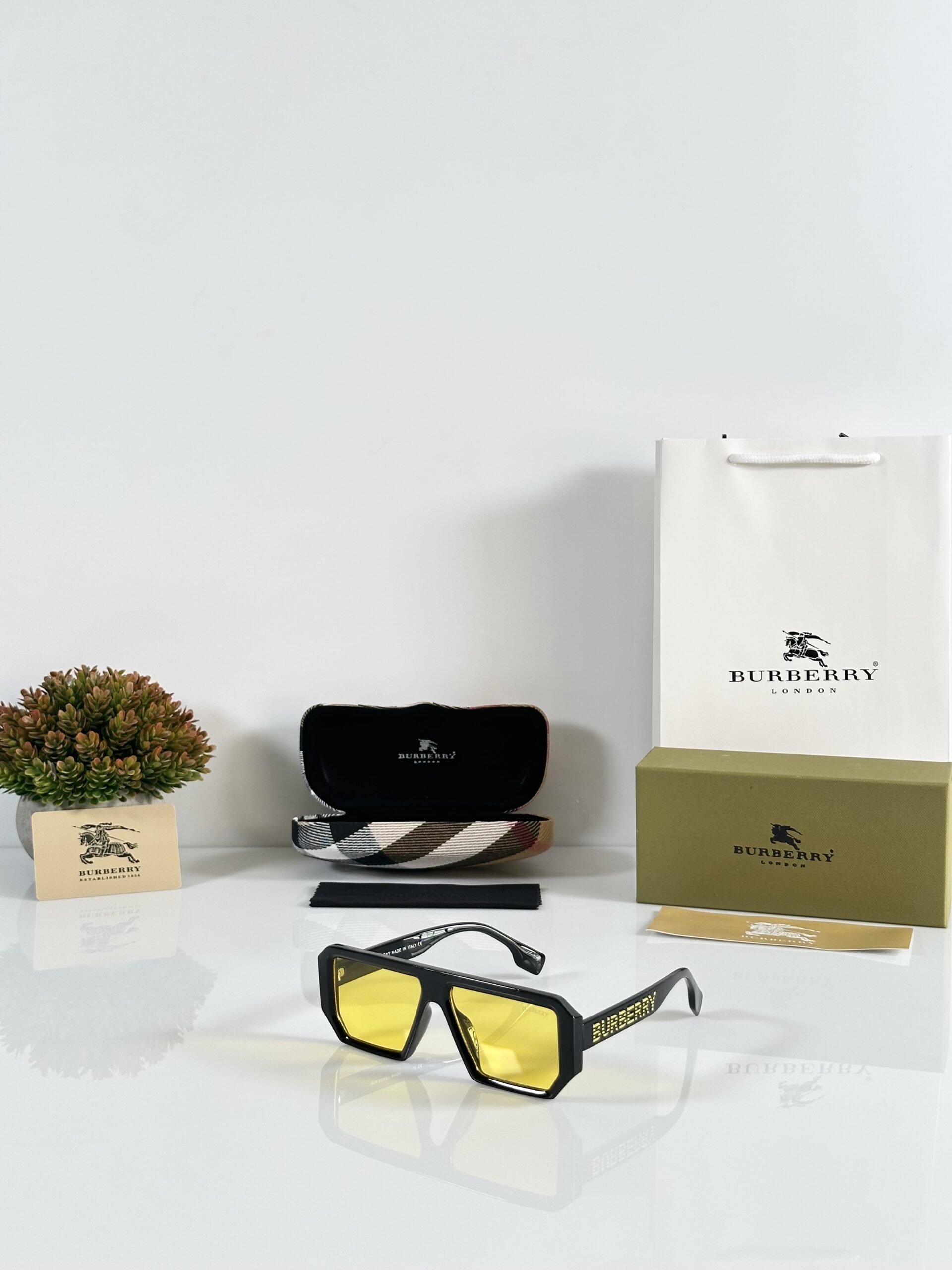 Burberry_4366_Black_Yellow