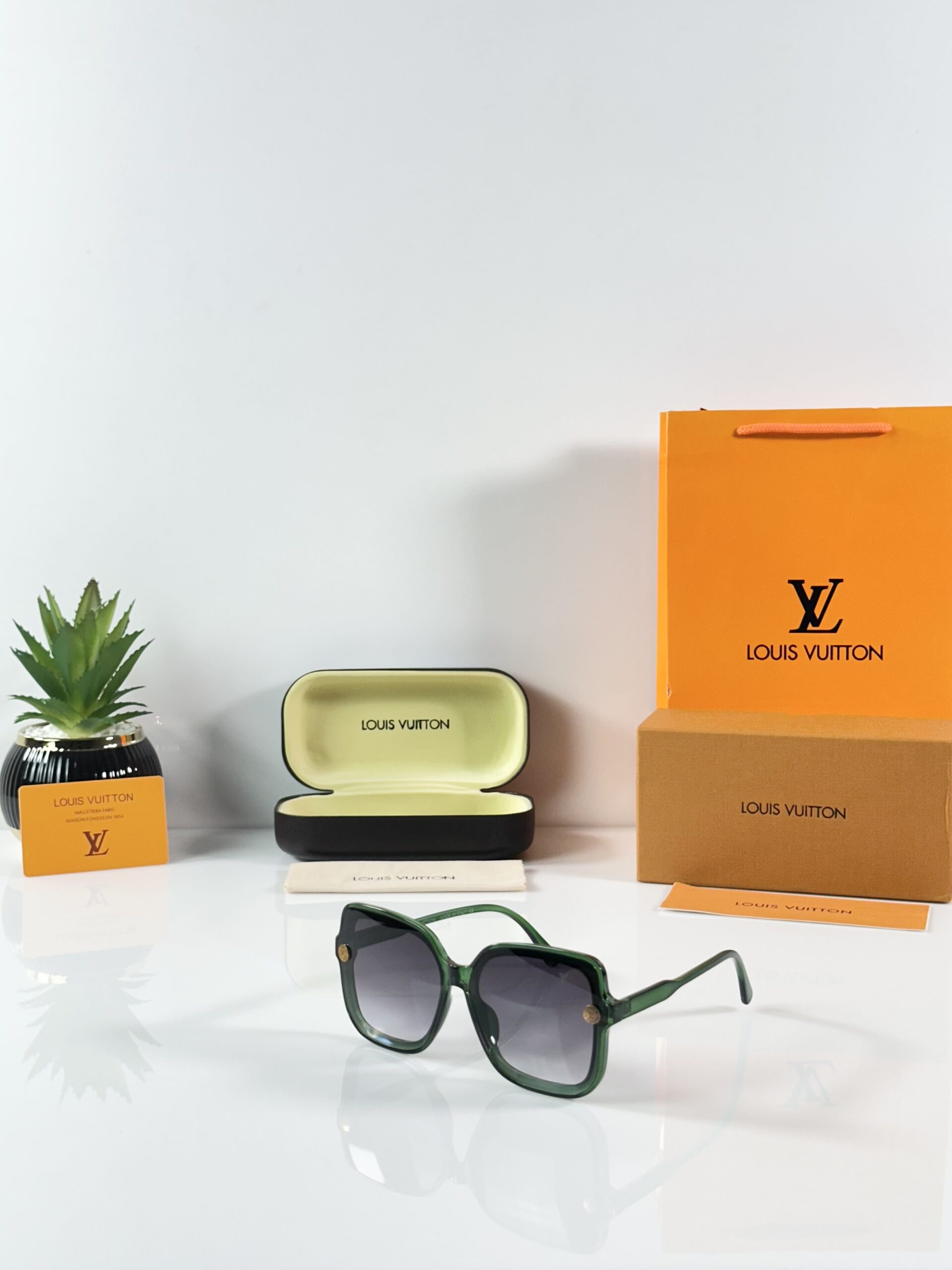 Louis_Vuitton_WMNS_8166_Green_Black_DC