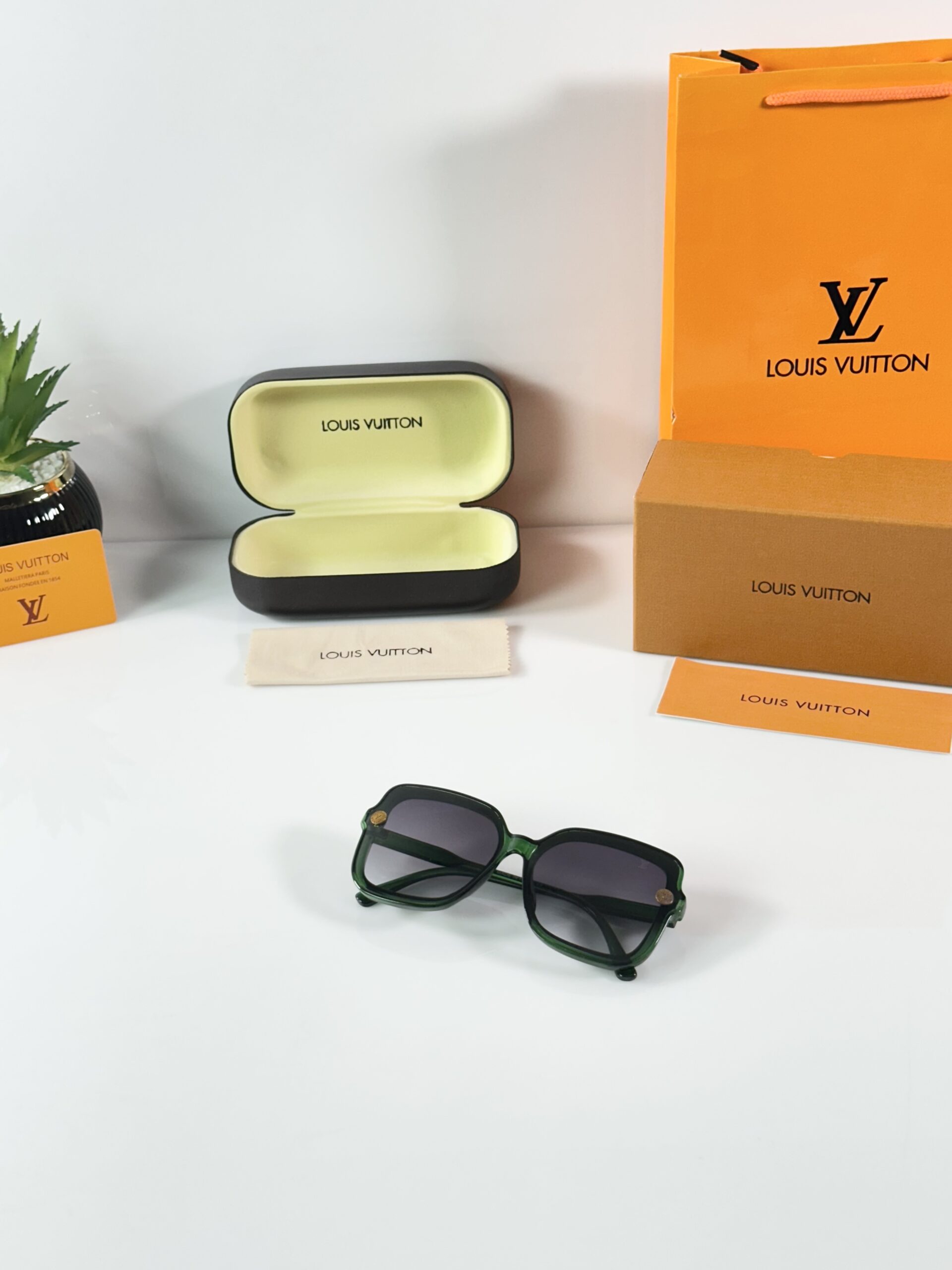 Louis_Vuitton_WMNS_8166_Green_Black_DC - Image 4