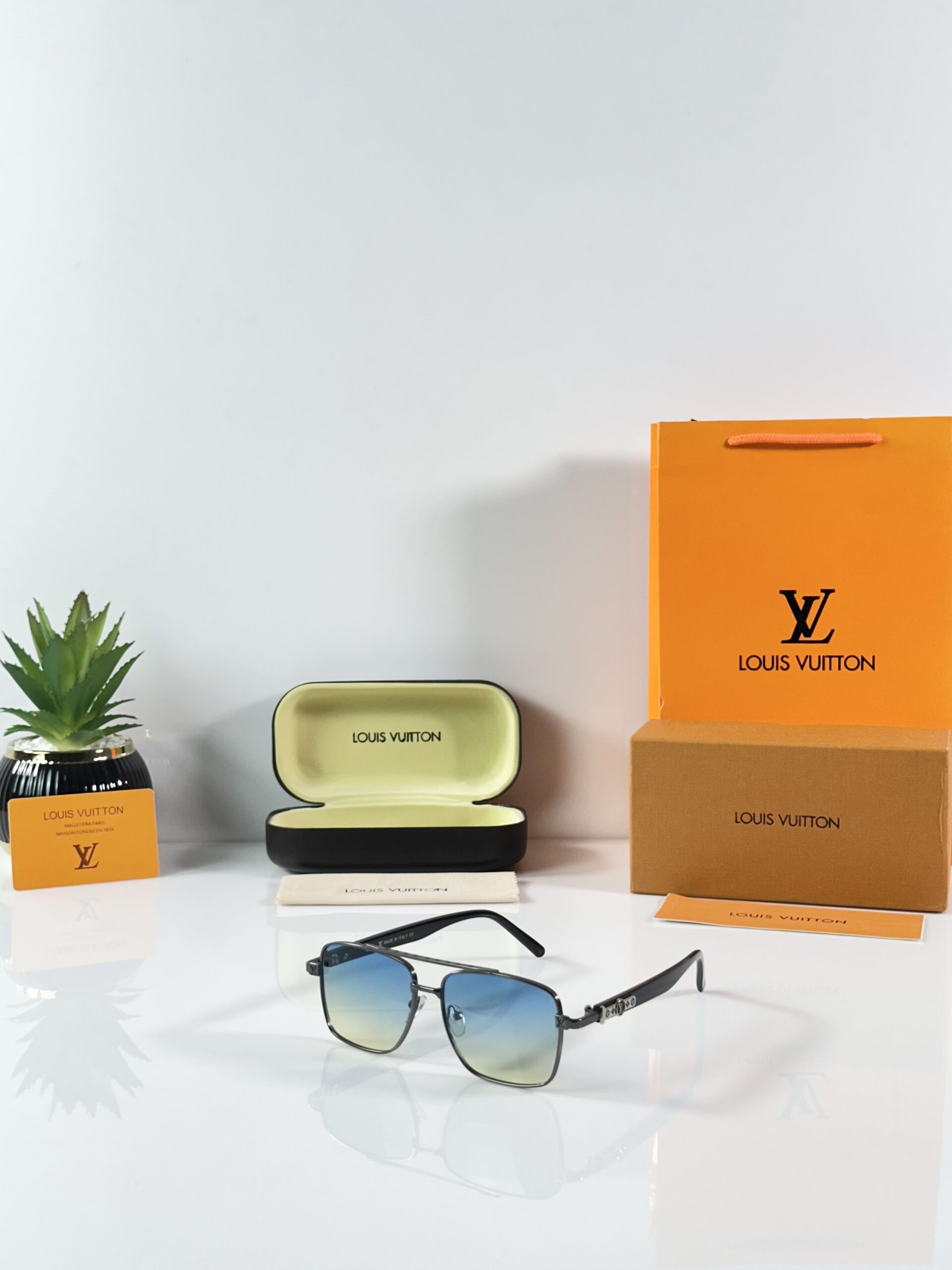 Louis_Vuitton_5114_Gun_Blue_DC