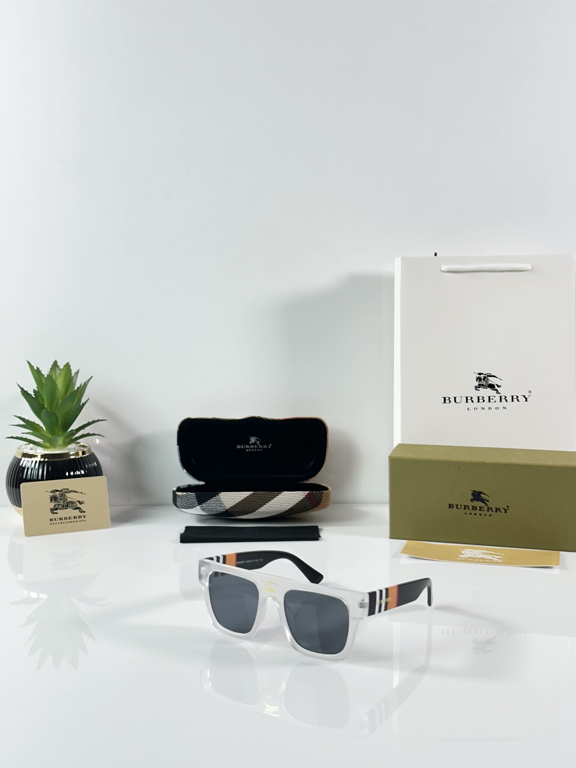 Burberry_4649_Ice_Black