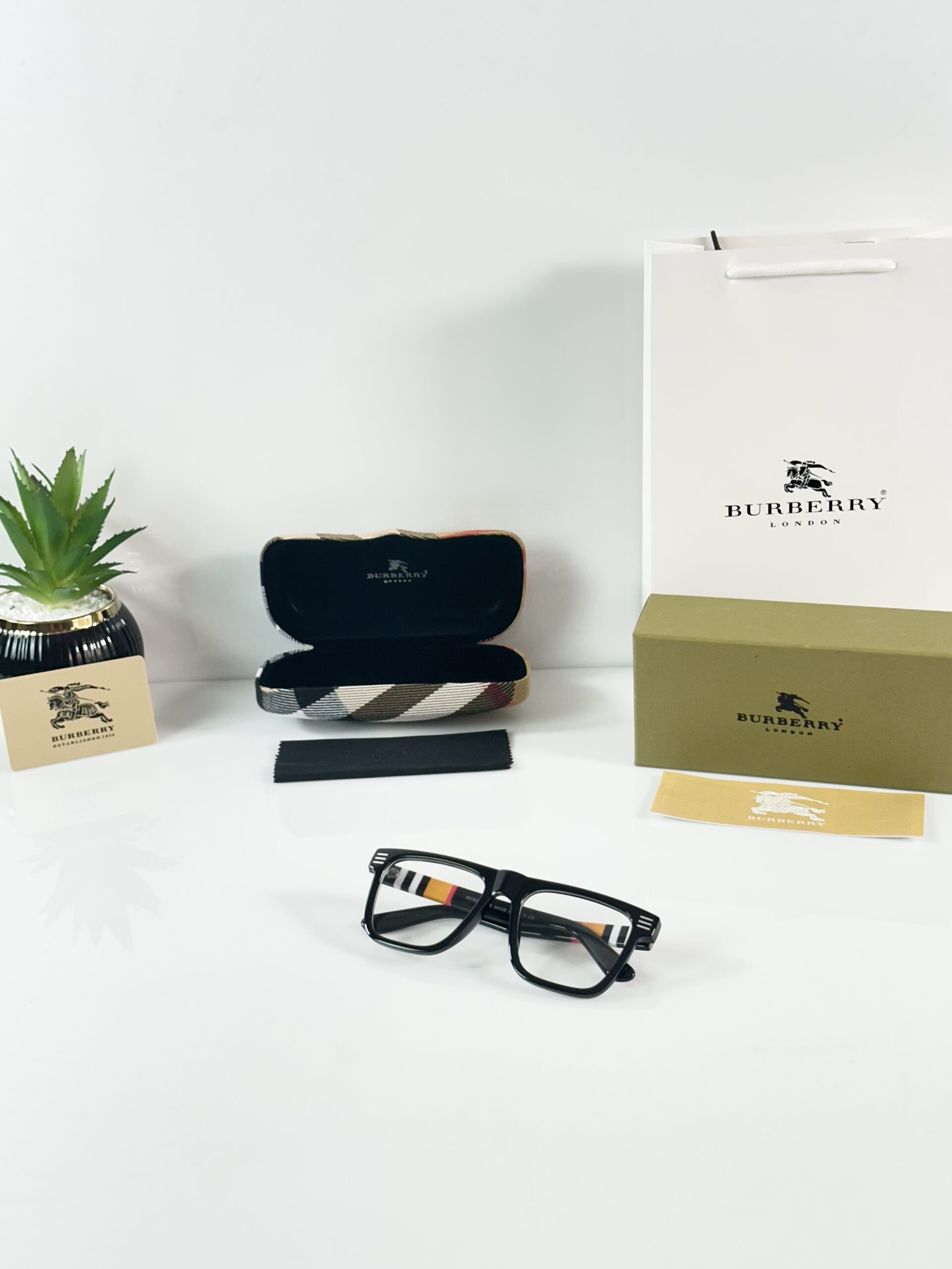 Burberry_4382_Shine_Black_Frame - Image 4