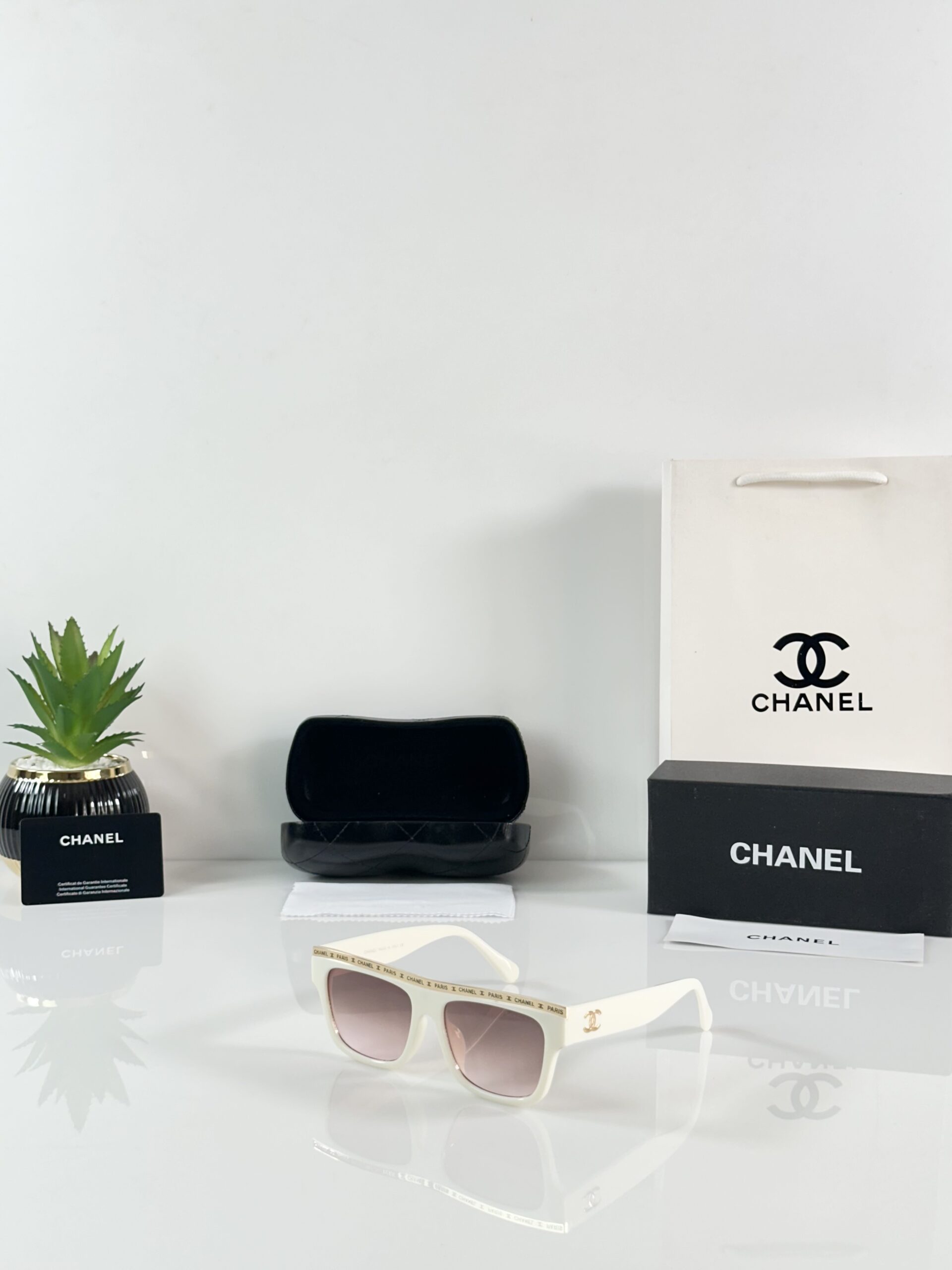 Chanel_WMNS_8318_Cream_Brown