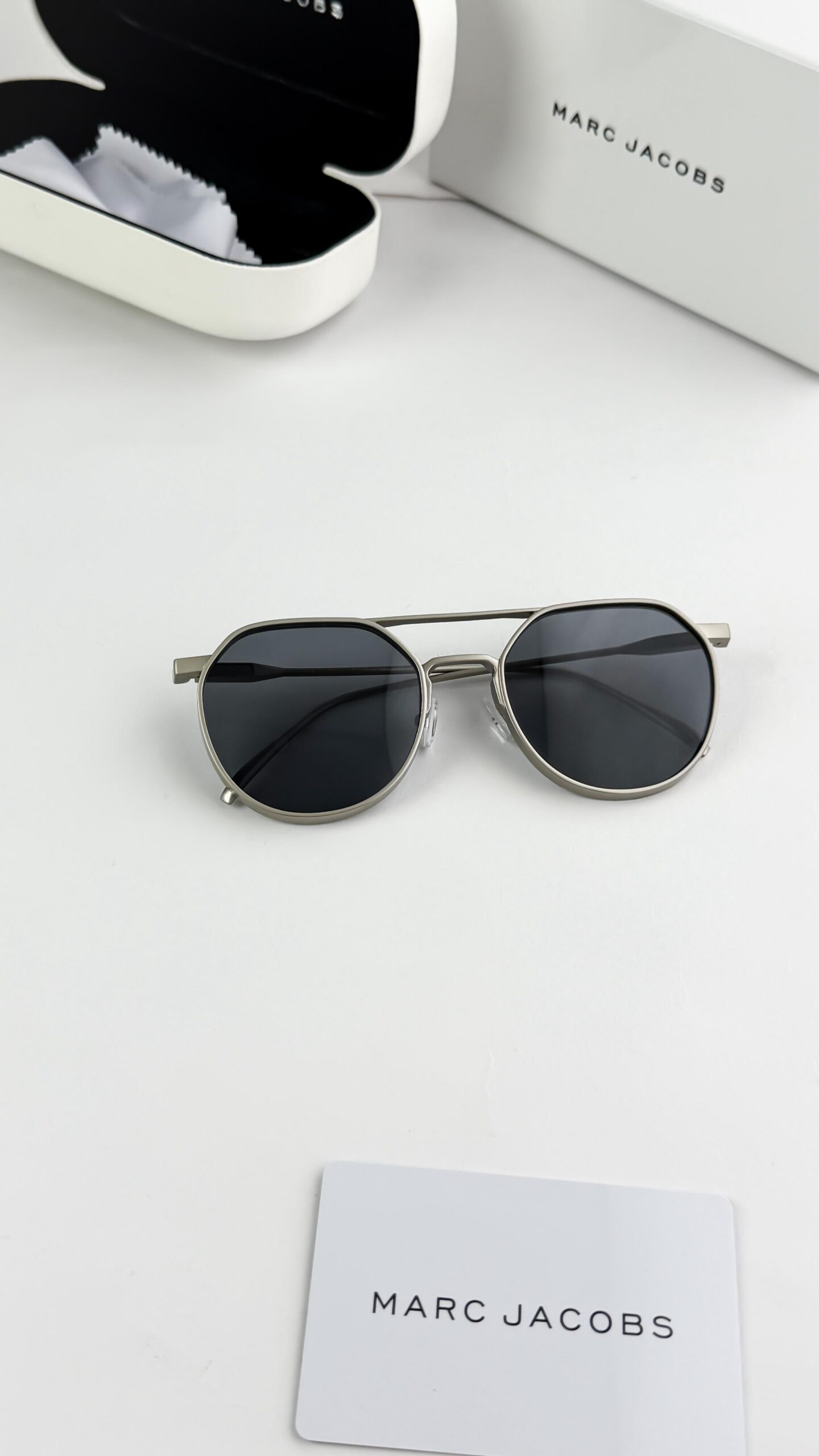 Marc Jacobs silver Black 5051 - Image 5