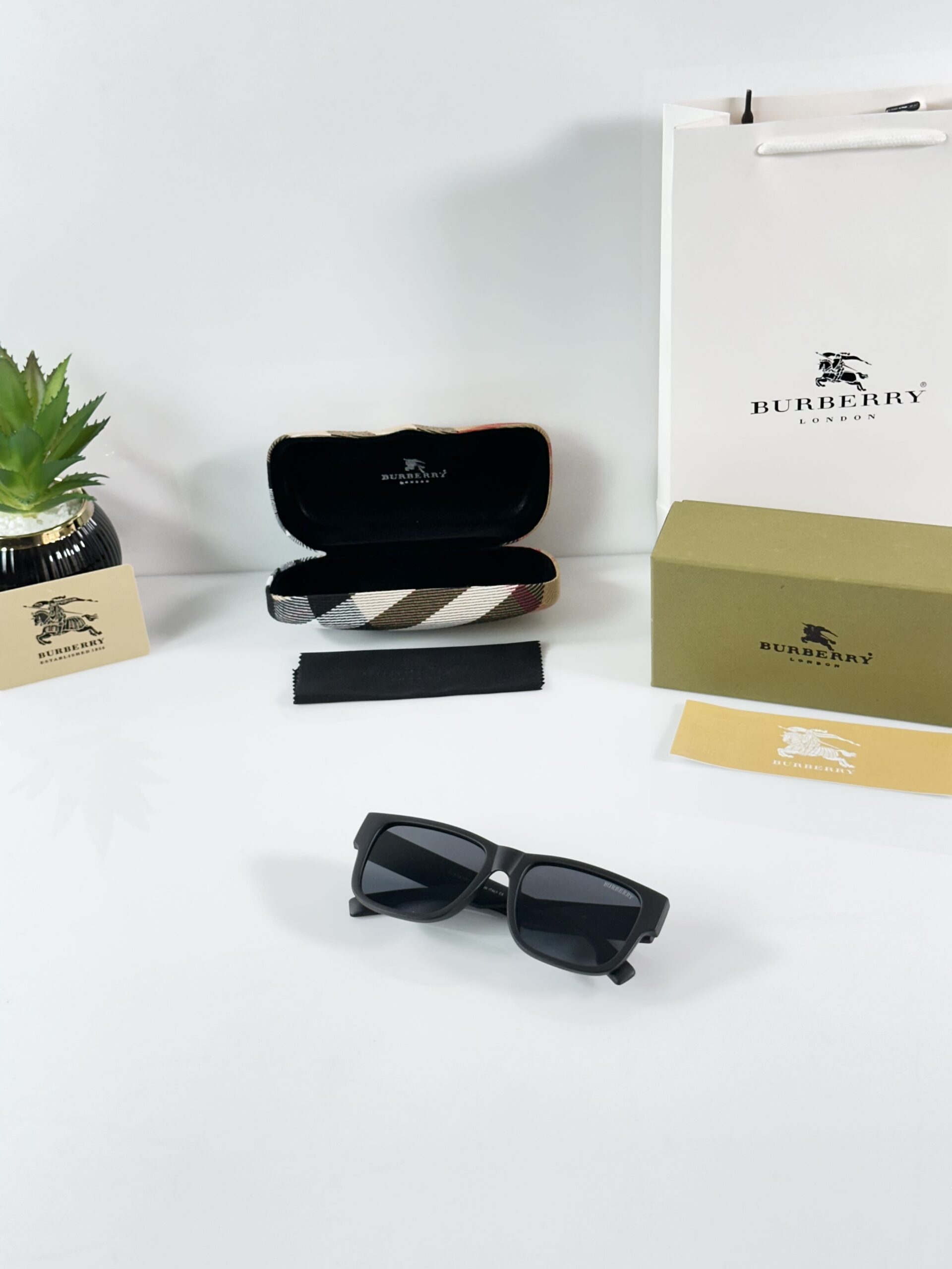 Burberry_4358_Black_Multi - Image 4