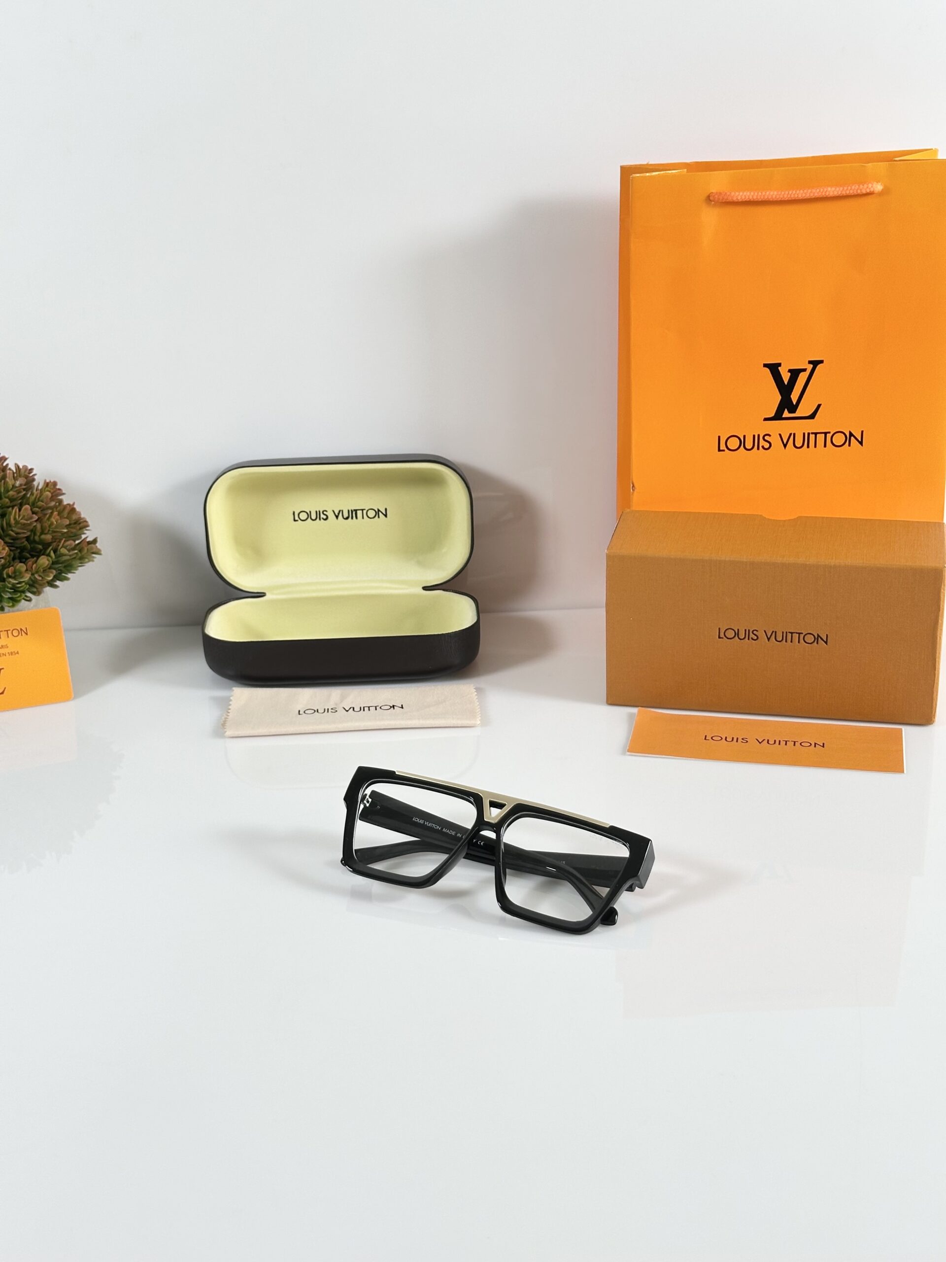 Louis_Vuitton_1502_Gold_Black_Frame - Image 4