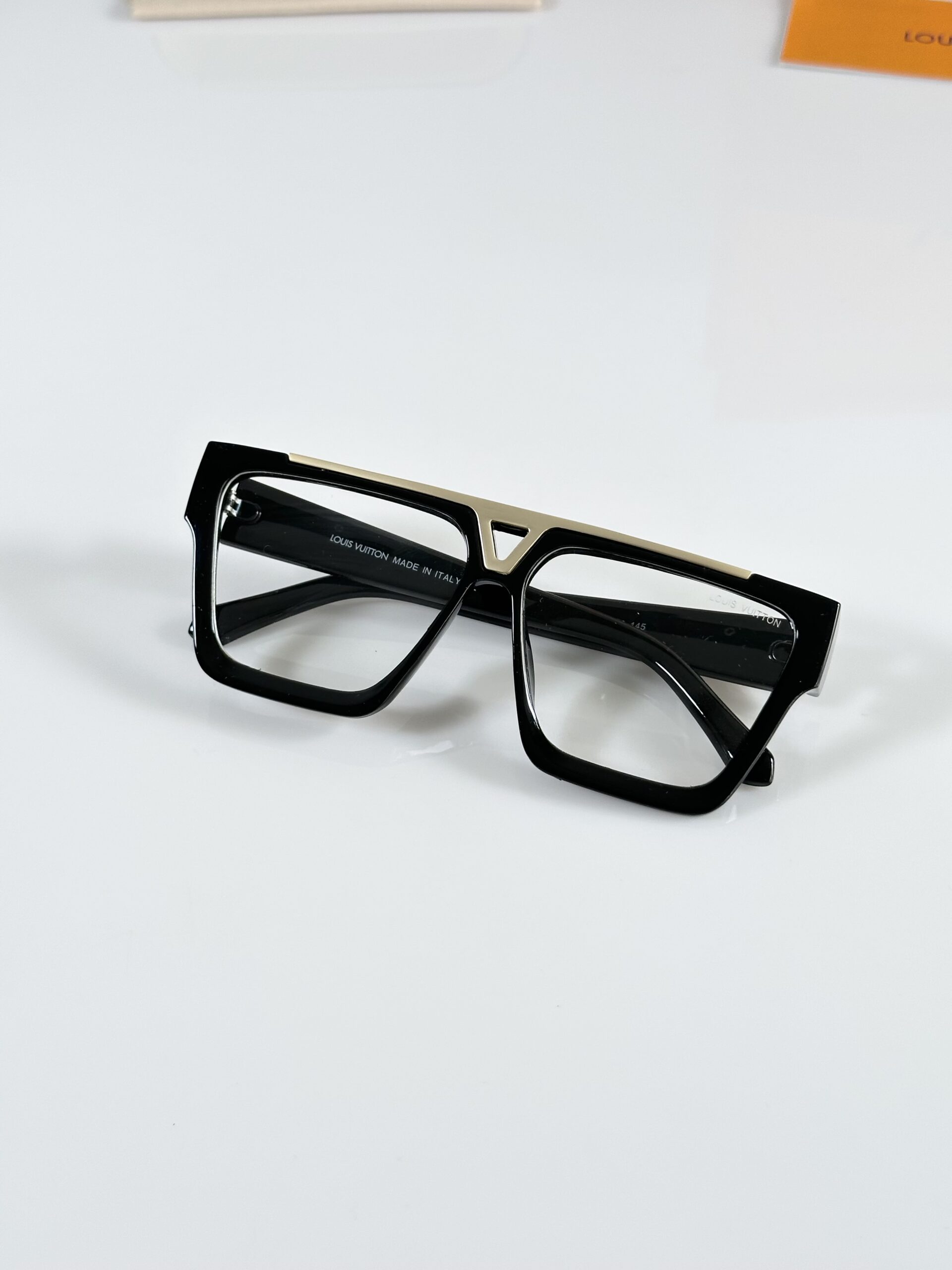 Louis_Vuitton_1502_Gold_Black_Frame - Image 3