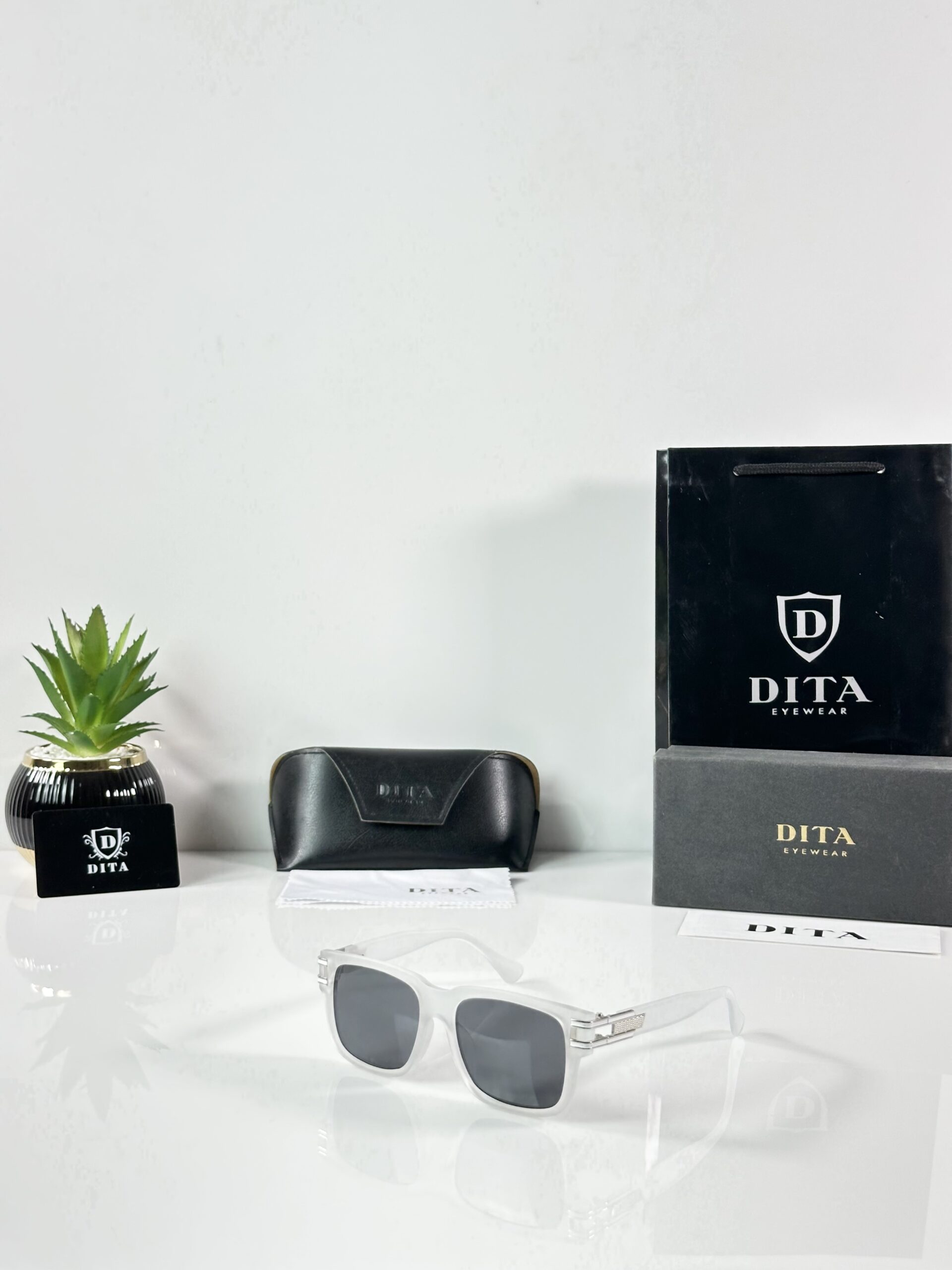 Dita 330 Ice Black
